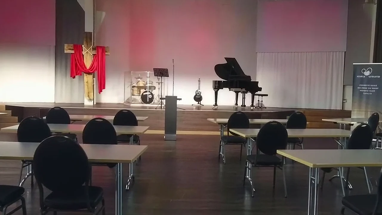 Der Saal im Erdgeschoss mit Bühne, Flügel und Tischen